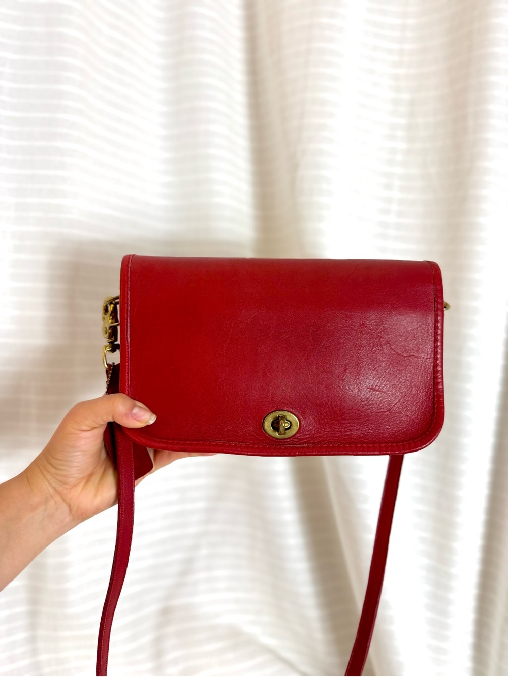 80/90s vintage 9755 pocket Coach RARE Red Leather Crossbody Bag Classic Turnlock